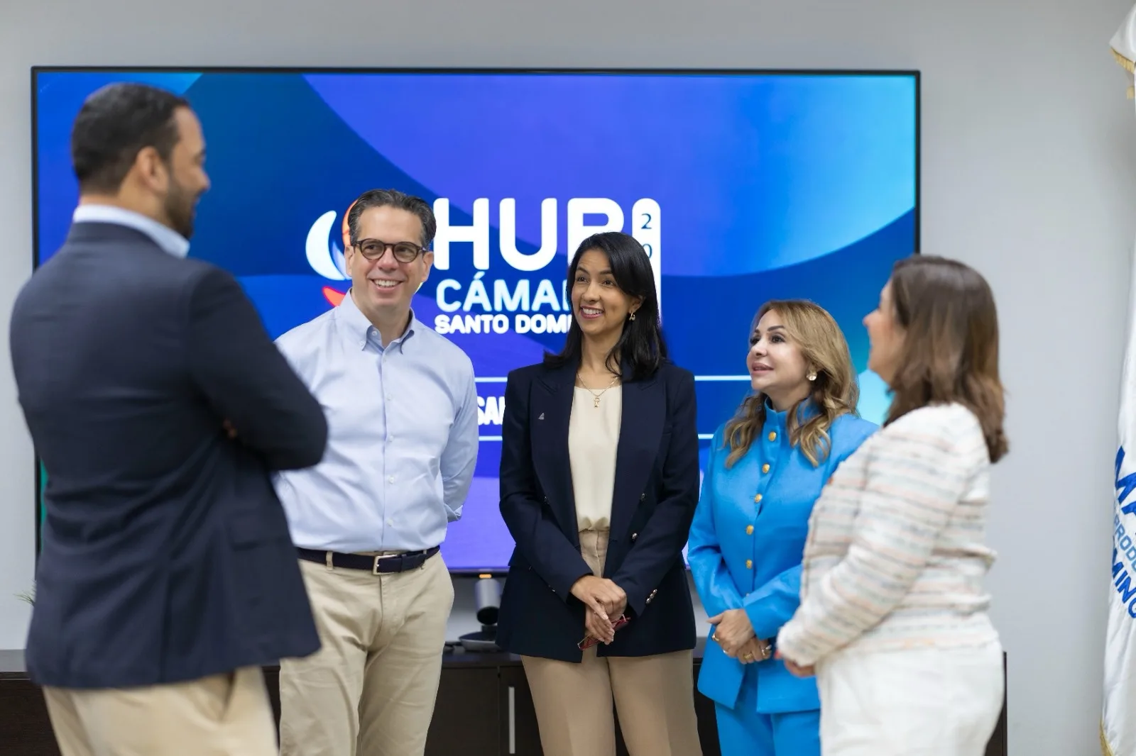 Directivos de la Cámara Santo Domingo con representantes de gremios